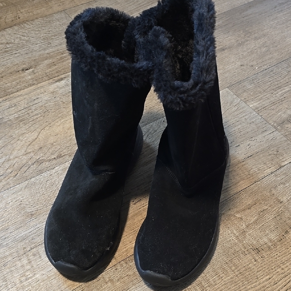 LOWERED PRICE.  Sketchers Go Go Mat Women's Black Boots Sz 10